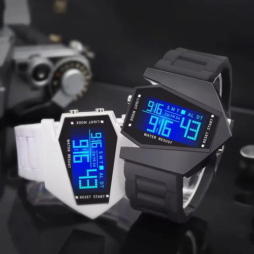 Découvrez une montre au design futuriste qui ne passe pas inaperçue. Avec son cadran géométrique unique et son affichage digital lumineux bleu, elle apporte une touche moderne et audacieuse à votre style.
