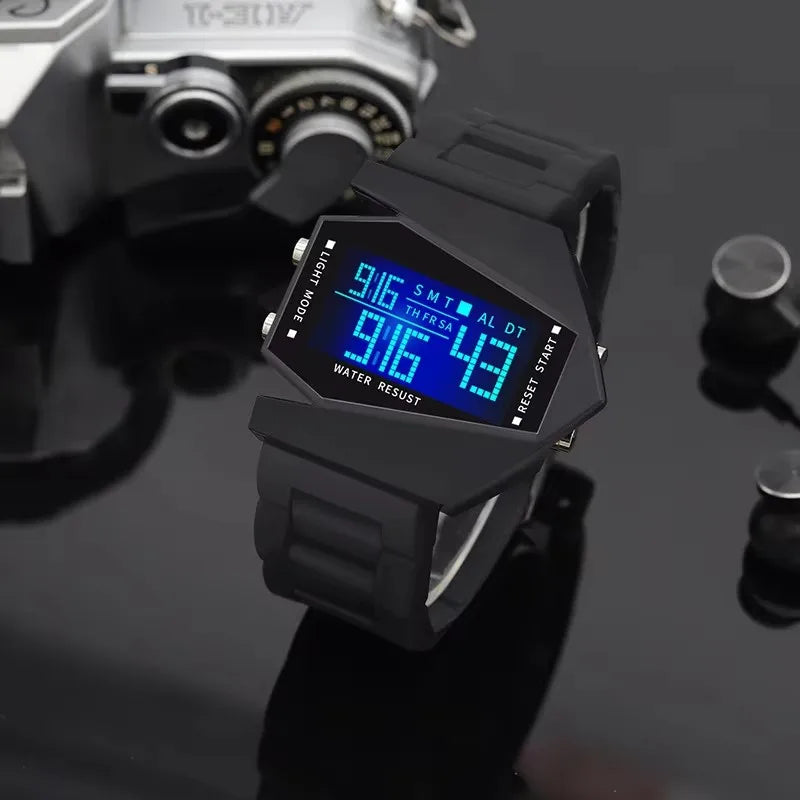 Découvrez une montre au design futuriste qui ne passe pas inaperçue. Avec son cadran géométrique unique et son affichage digital lumineux bleu, elle apporte une touche moderne et audacieuse à votre style.