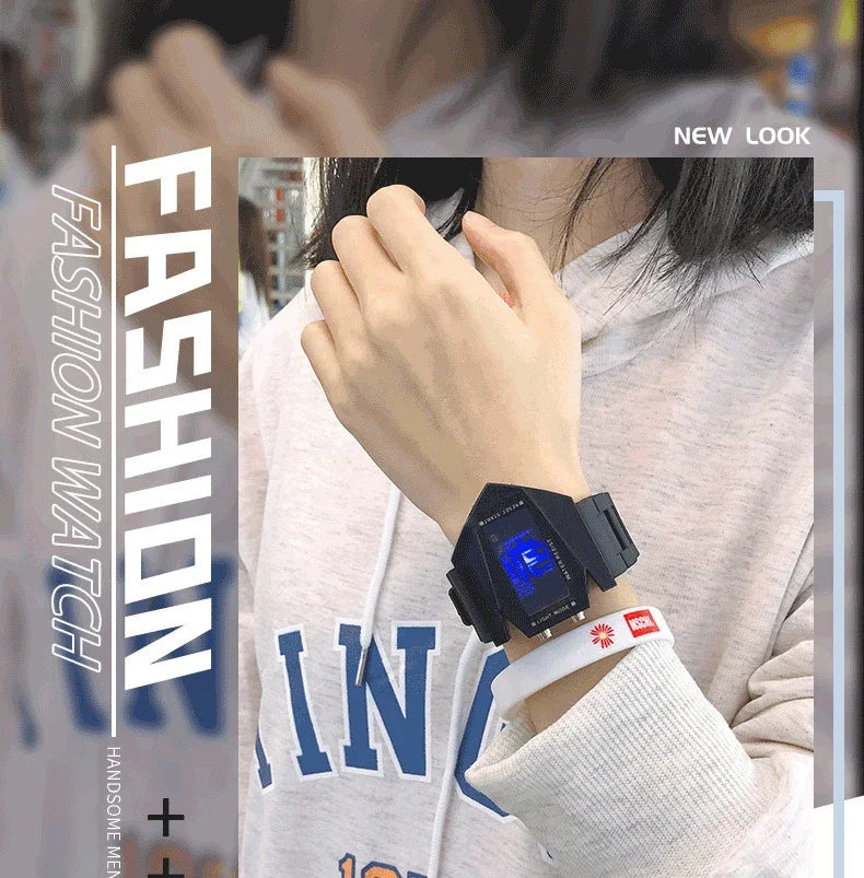 Découvrez une montre au design futuriste qui ne passe pas inaperçue. Avec son cadran géométrique unique et son affichage digital lumineux bleu, elle apporte une touche moderne et audacieuse à votre style.
