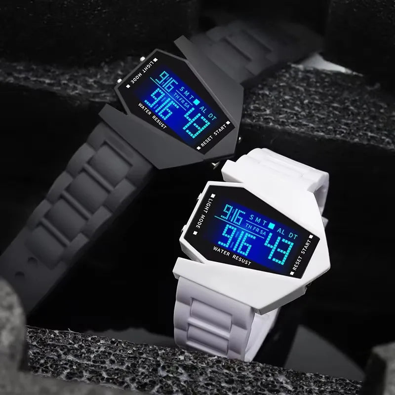 Découvrez une montre au design futuriste qui ne passe pas inaperçue. Avec son cadran géométrique unique et son affichage digital lumineux bleu, elle apporte une touche moderne et audacieuse à votre style.