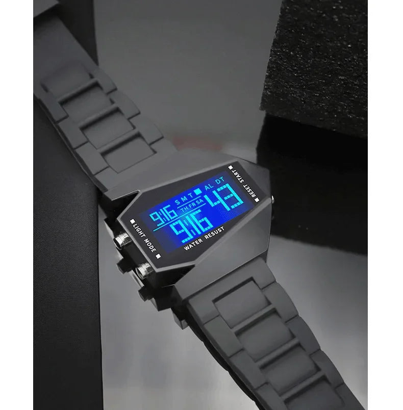 Découvrez une montre au design futuriste qui ne passe pas inaperçue. Avec son cadran géométrique unique et son affichage digital lumineux bleu, elle apporte une touche moderne et audacieuse à votre style.
