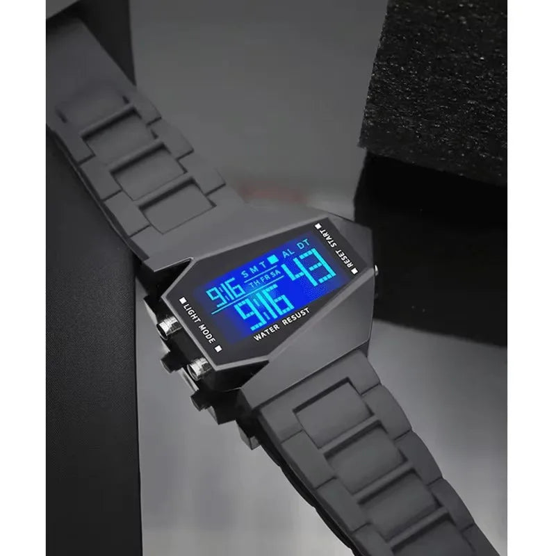 Découvrez une montre au design futuriste qui ne passe pas inaperçue. Avec son cadran géométrique unique et son affichage digital lumineux bleu, elle apporte une touche moderne et audacieuse à votre style.